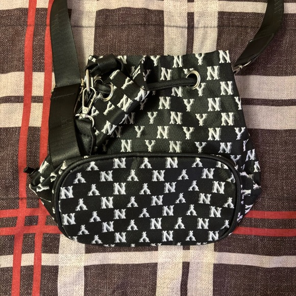 New York Yankees Shoulder Bag – Black/White - Picture 3 of 3